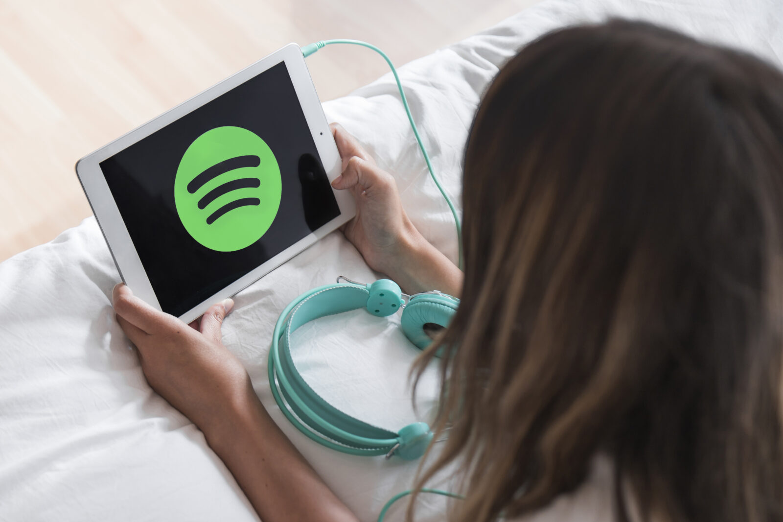 Usuários de Spotify se deparam com aviso de que letras só estão acessíveis a assinantes Premium, enquanto a empresa afirma que a restrição faz parte de um teste de rotina.